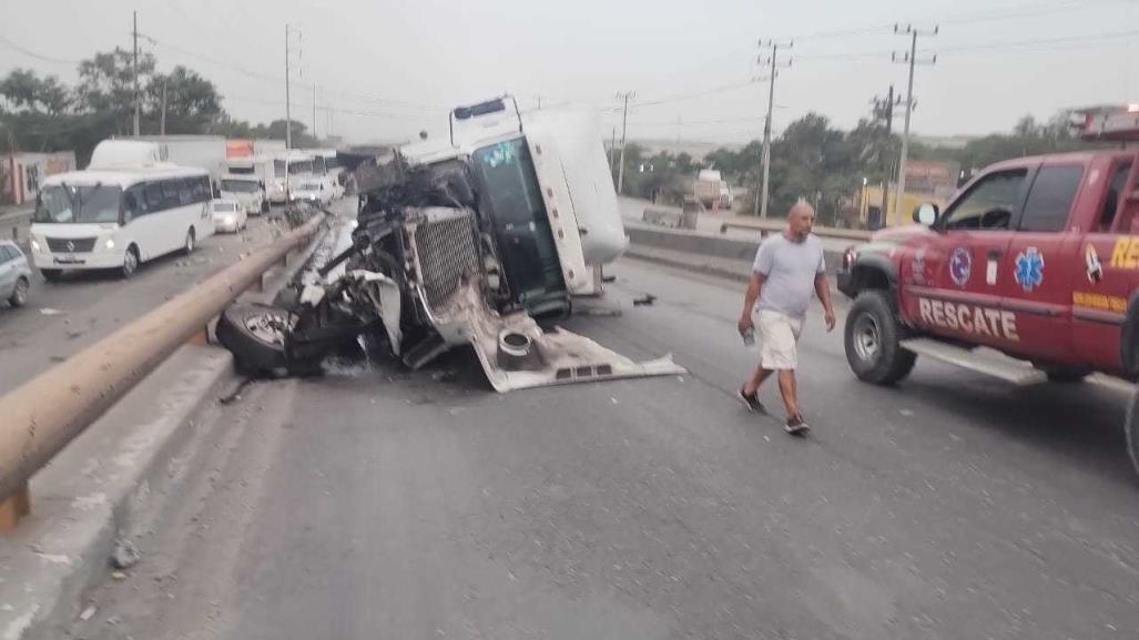 Muere chofer tras volcar tractocamión en Escobedo