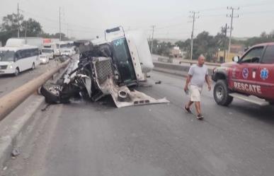 Muere chofer tras volcar tractocamión en Escobedo