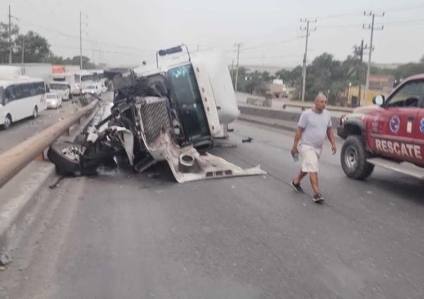 Muere chofer tras volcar tractocamión en Escobedo