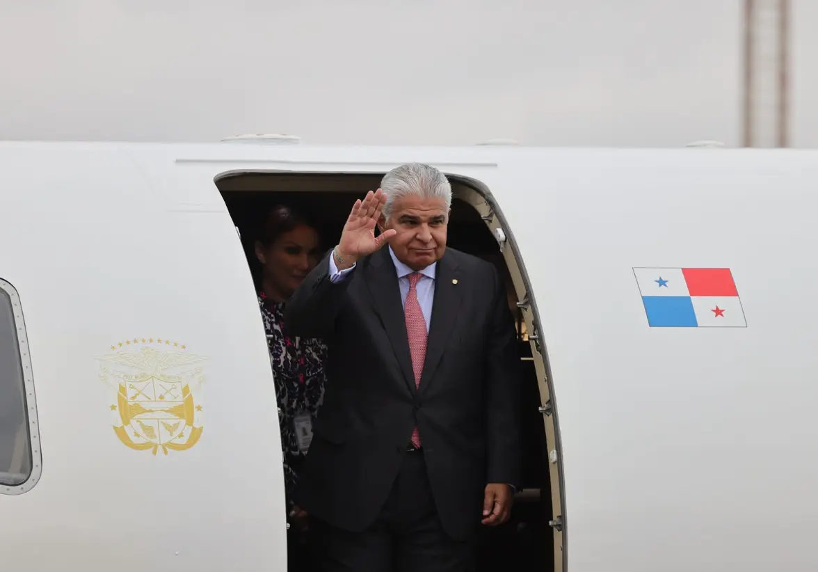 Un vuelo que transportaba a varios expresidentes a Venezuela para observar las elecciones fue detenido en Panamá debido a un bloqueo del espacio aéreo venezolano, informó el presidente José Raúl Mulino. Foto: Redes