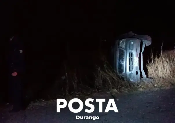 Conductor muere al volcar en una carretera de Mezquital, Durango