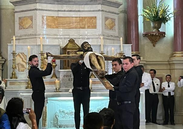 Saltillenses veneran al Santo Cristo de la Capilla