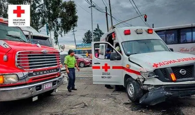 Toluca: Tráiler choca contra ambulancia en servicio de emergencia. Foto: Cruz Roja