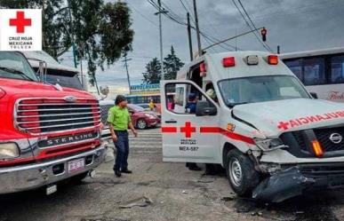 Toluca: Tráiler choca contra ambulancia en servicio de emergencia