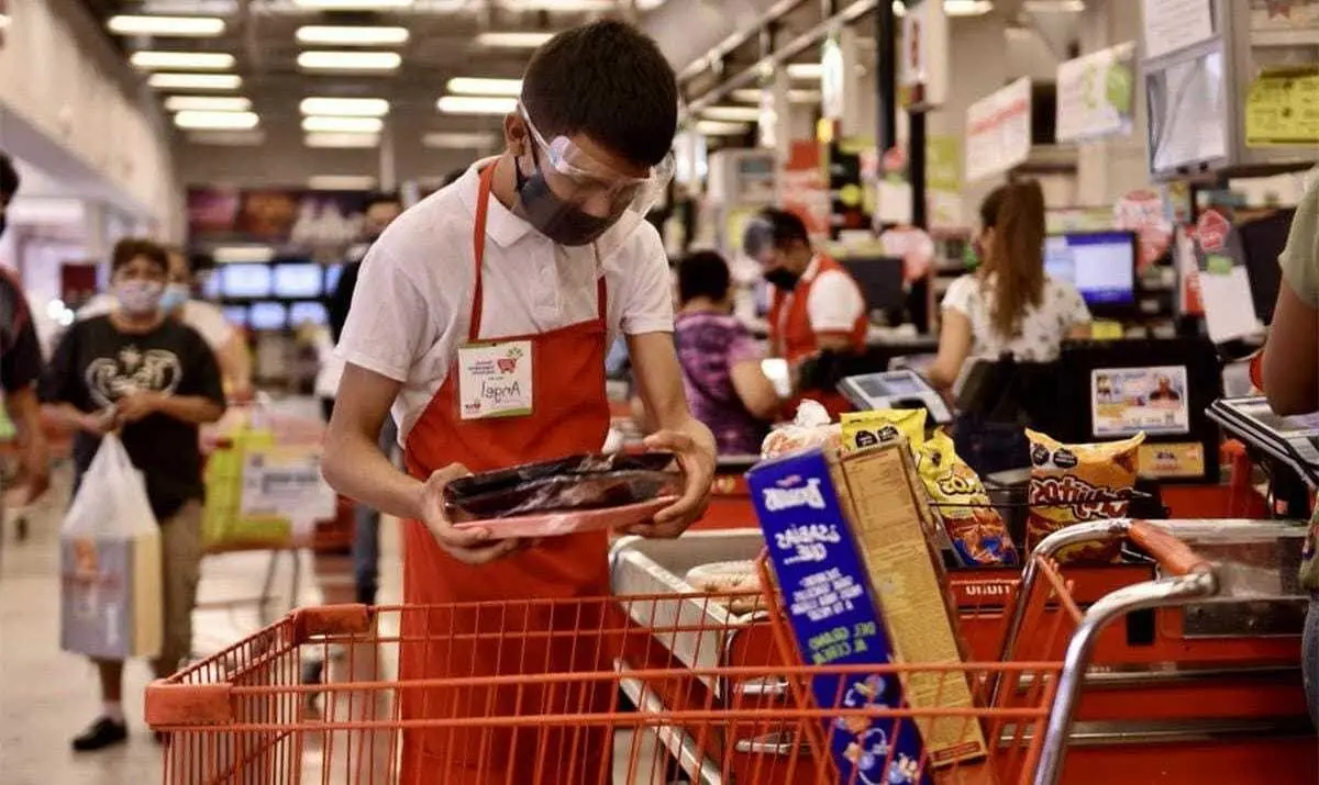 ¡Jóvenes empacadores! Menores de 15 y 16 años podrán trabajar en autoservicios. Foto: Internet