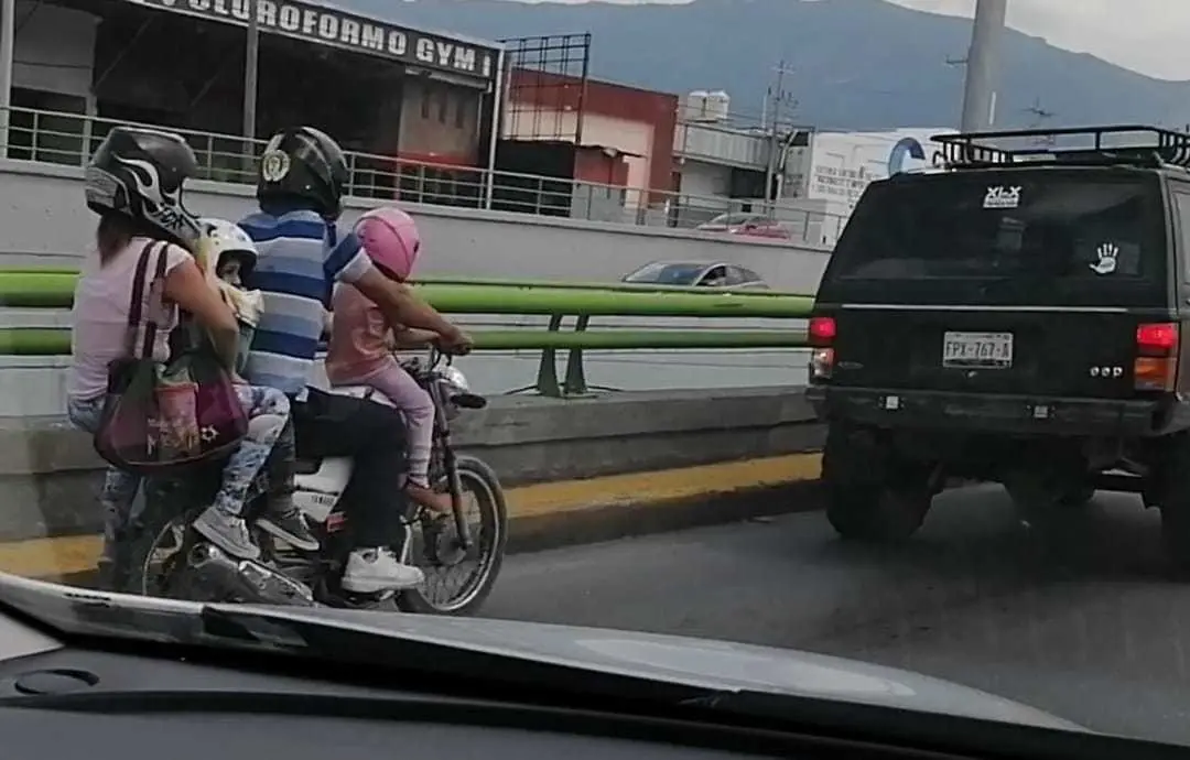 Captan a motociclista en LEA. Foto de Claudia Almaraz.