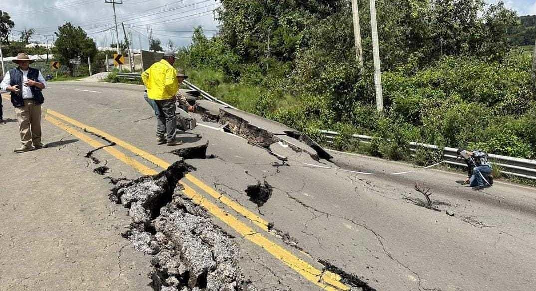 Reparación de hundimiento en carretera Tenango-Tenancingo. Foto: Mucio Gómez Reyes