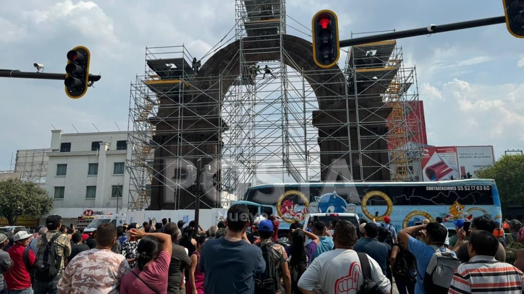 Amenaza hombre con lanzarse del arco de la Independencia en Monterrey