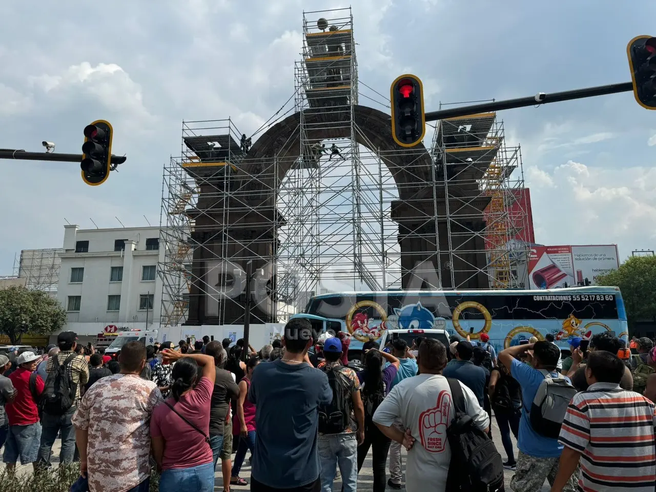 Varias personas se juntaron al ver al hombre a punto de lanzarse mientras las autoridades intentan bajarlo. Foto: Azael Valdés.