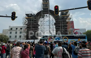 Amenaza hombre con lanzarse del arco de la Independencia en Monterrey