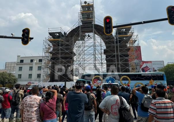 Amenaza hombre con lanzarse del arco de la Independencia en Monterrey