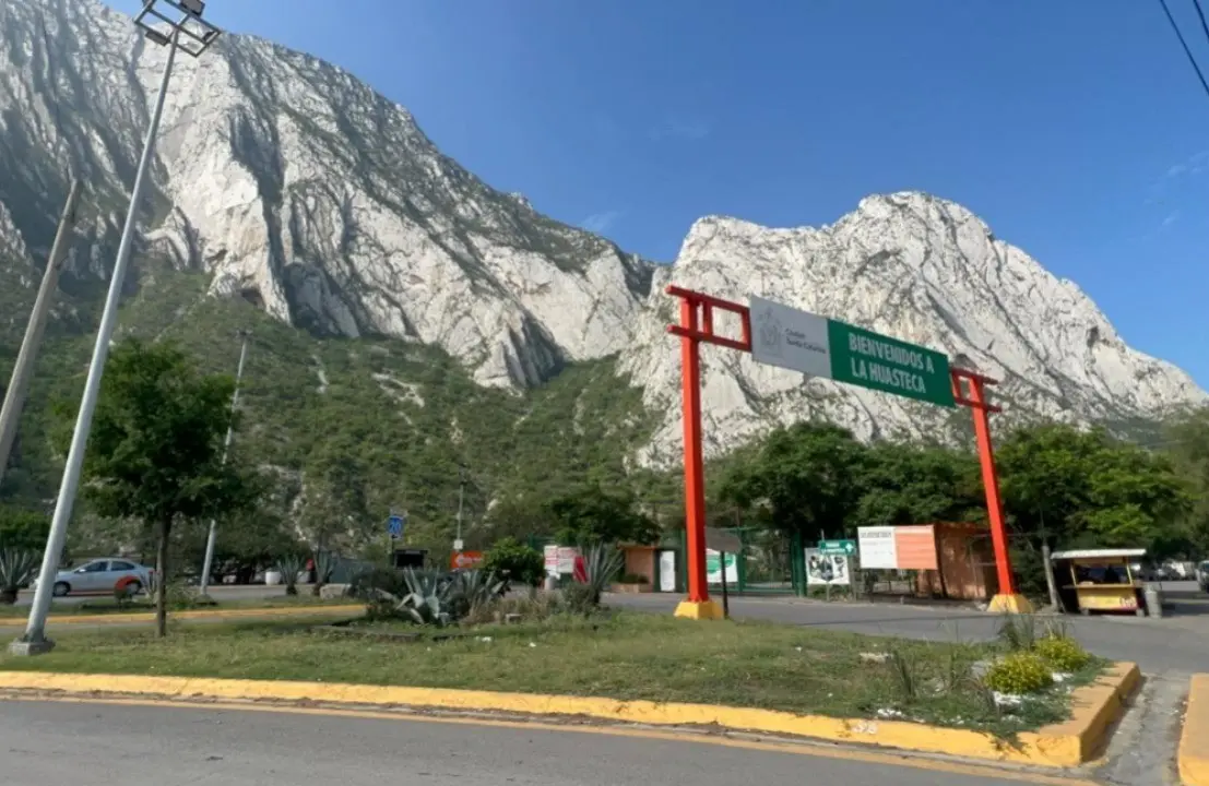 El acceso a los residentes en La Huasteca es por la reubicación del tubo de suministro de Agua y Drenaje en la zona. Foto: Gobierno de Santa Catarina.