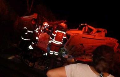 Accidente en carretera Monclova-Monterrey deja a trailero aplastado por su carga