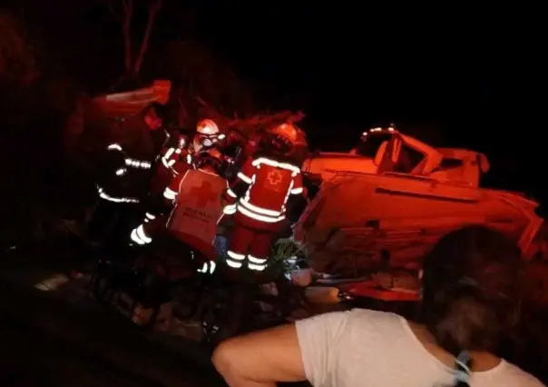 Accidente en carretera Monclova-Monterrey deja a trailero aplastado por su carga