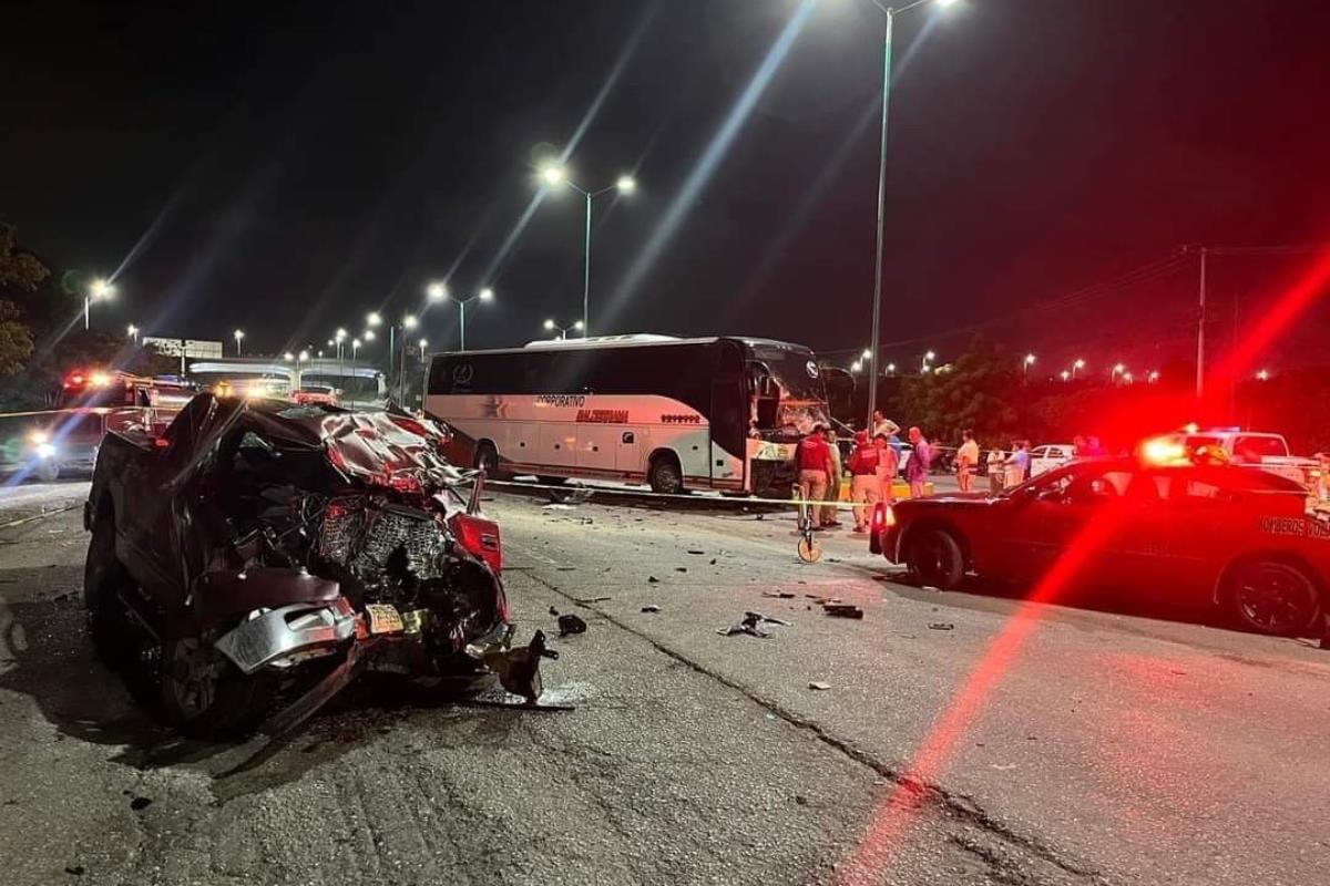 El conductor de la camioneta falleció tras el impacto. Foto: Carlos García