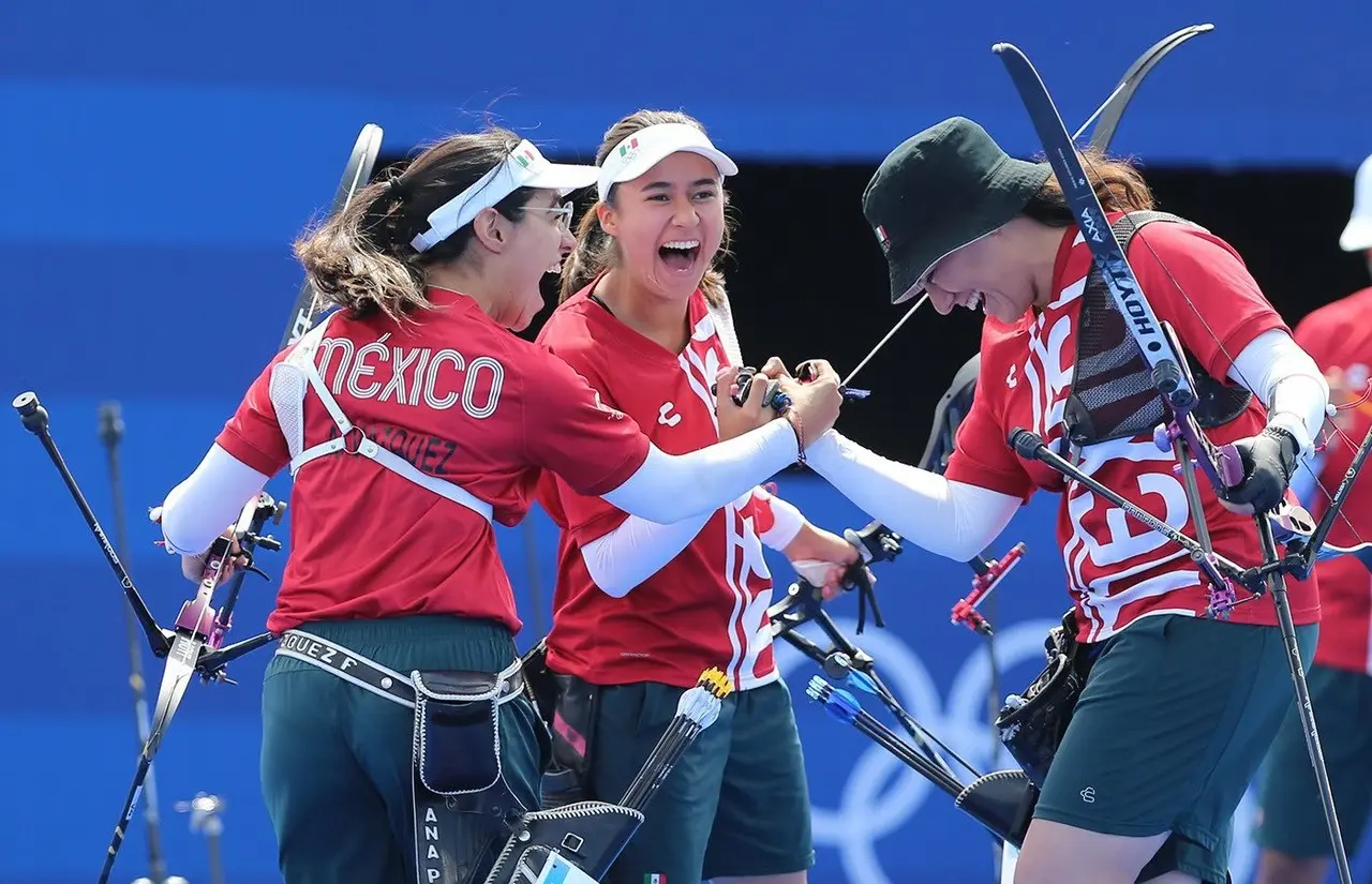 Alejandra Valencia, Ana Paula Vázquez y Ángela Ruiz celebrando la primera medalla del país. Foto: @CONADE