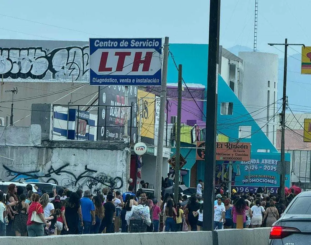 Seguidoras hacen fila en salón de fiestas. Fotos. Redes Sociales