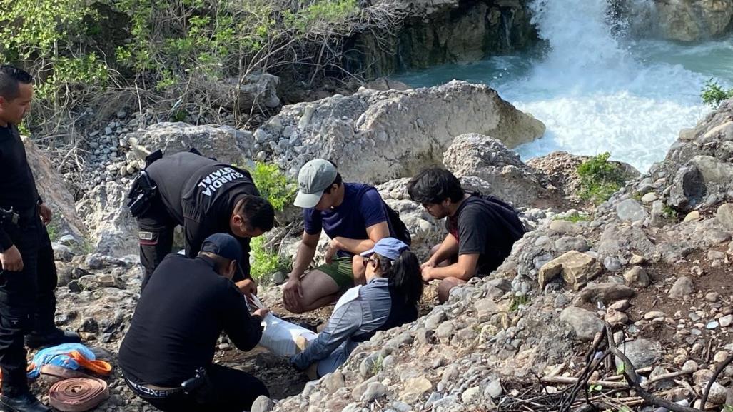 Estaban de paseo en la cascada, pero se lastima rodilla y terminan en hospital