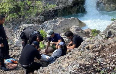 Estaban de paseo en la cascada, pero se lastima rodilla y terminan en hospital