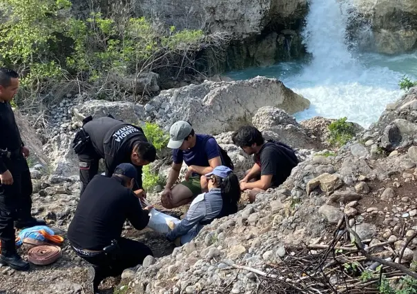 Estaban de paseo en la cascada, pero se lastima rodilla y terminan en hospital