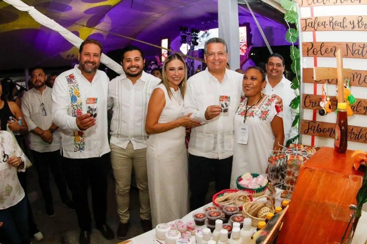 El presidente municipal de Mérida, Alejandro Ruz, inauguró la Feria Tunich 2024 en Dzityá, con artesanos de todo México mostrando sus creaciones y una oferta gastronómica y cultural para todos los visitantes. Foto: Patricia Euan / POSTA