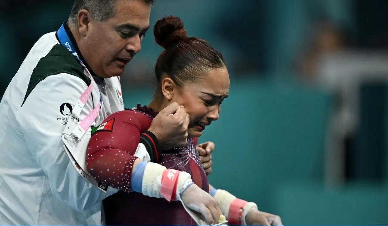 Natalia Escalera salió con ayuda al terminar su rutina en las barras asimétricas. Foto: POSTA Deportes