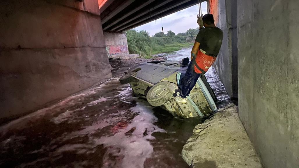 Cae camioneta al río Pesquería; rescatan a 3 tripulantes