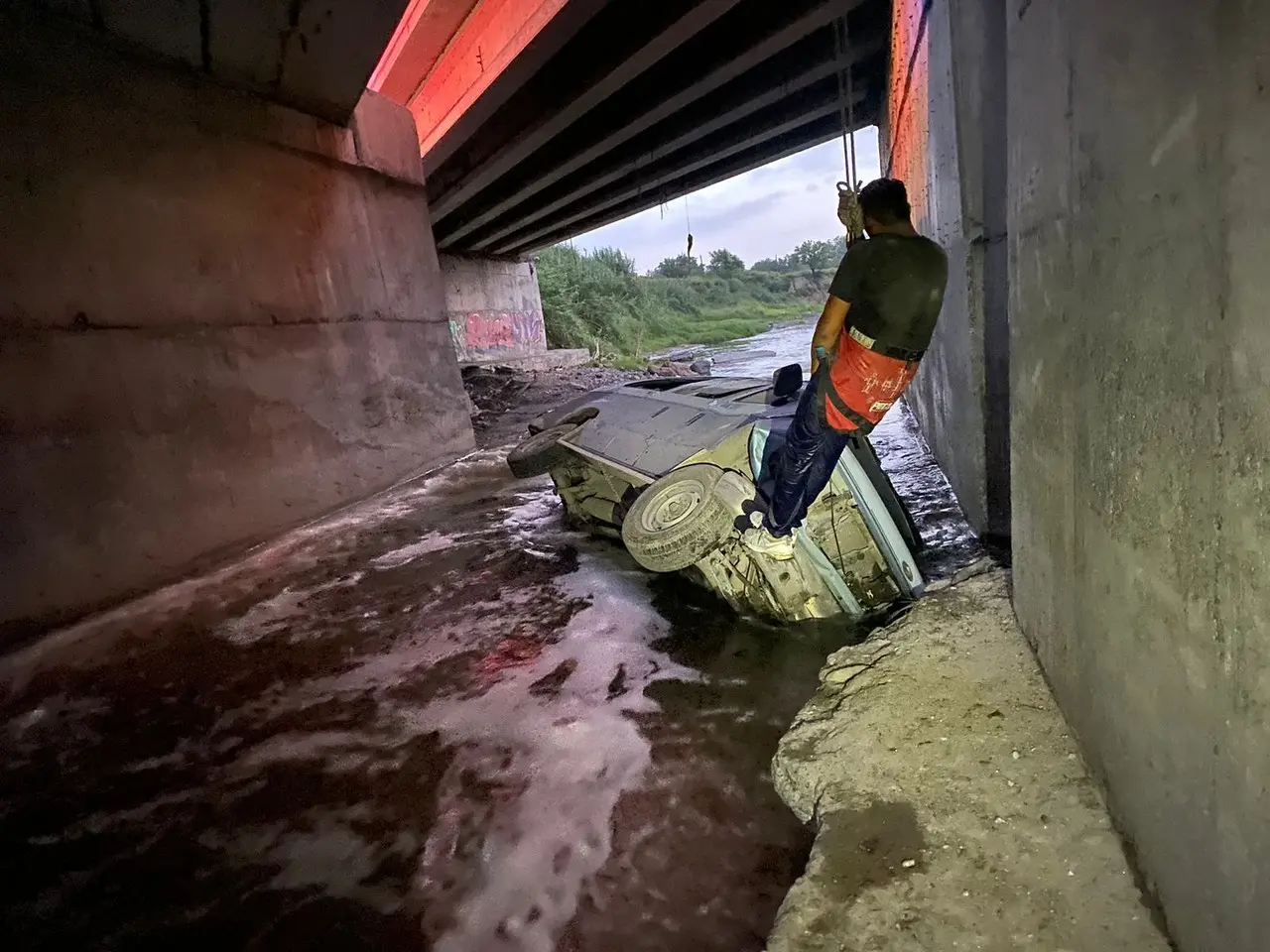 Camioneta cae al río Pesquería. Foto:POSTA