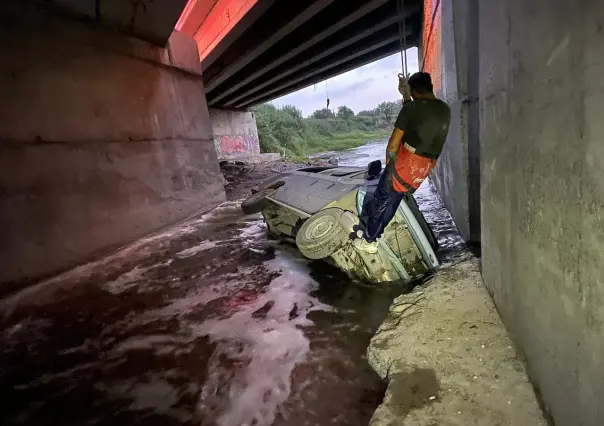 Cae camioneta al río Pesquería; rescatan a 3 tripulantes