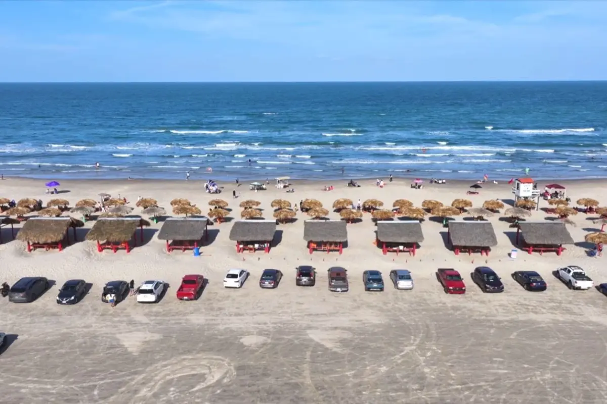 Playa Miramar en Madero continúa siendo el destino favorito de los vacacionistas de verano. Foto: Agencia