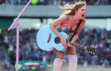 Miles de fans ven el concierto de Taylor Swift desde una colina