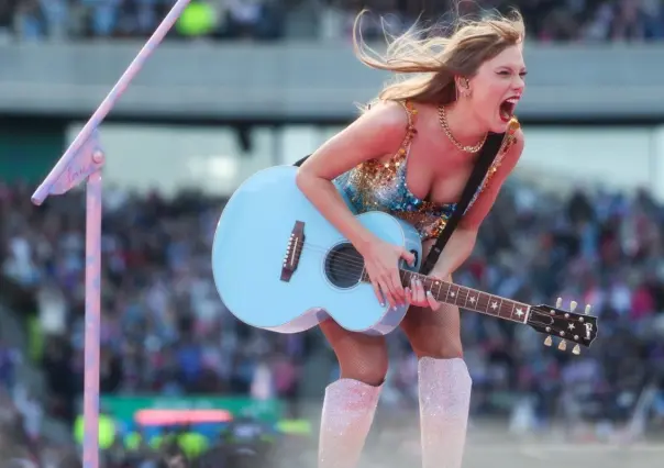 Miles de fans ven el concierto de Taylor Swift desde una colina