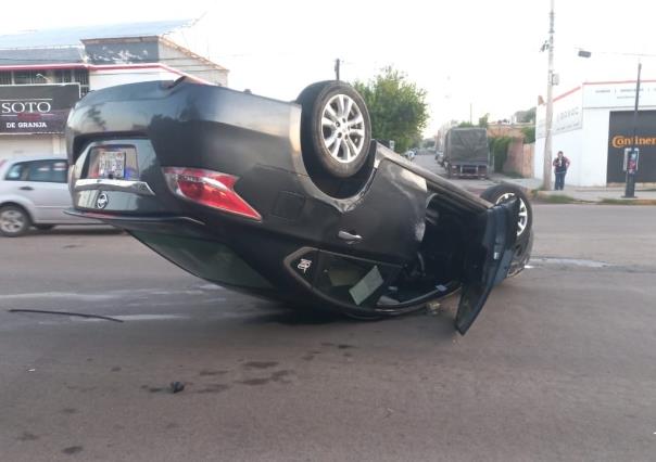 Conductor ebrio se vuelca en amanecida