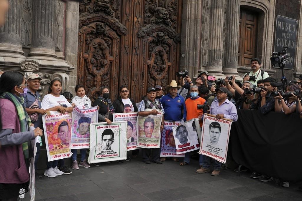 Parientes de algunos de los 43 estudiantes de Ayotzinapa, desaparecidos hace 10 años en el estado de Guerrero, llegaron a un encuentro con la presidenta mexicana electa Claudia Sheinbaum, en el Museo de Ciudad de México, el lunes 29 de julio de 2024. (AP F