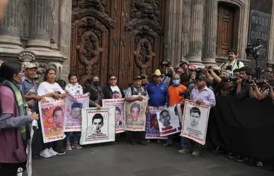 Claudia Sheinbaum se reúne con los padres de los 43 desaparecidos de Ayotzinapa