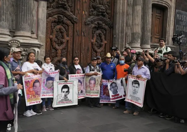 Claudia Sheinbaum se reúne con los padres de los 43 desaparecidos de Ayotzinapa