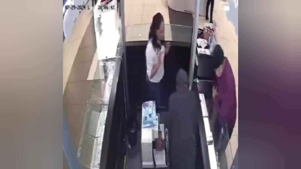 La mujer que atendía la joyería hizo señas pidiendo ayuda, pero no fue auxiliada. Foto: Captura de pantalla