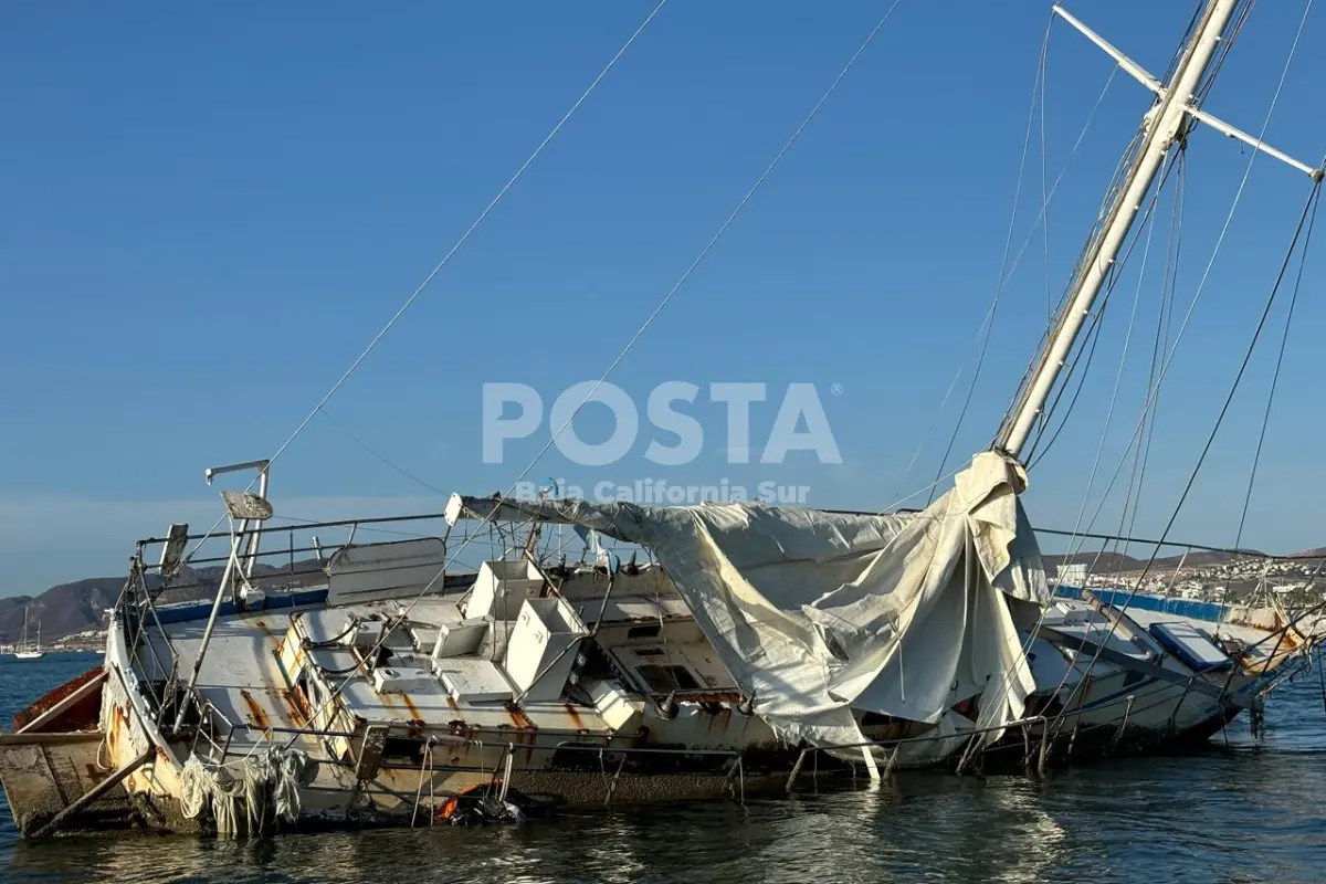 Barcos abandonados en La Paz contaminan sus mares. Foto: Joel Cosio / POSTA BCS