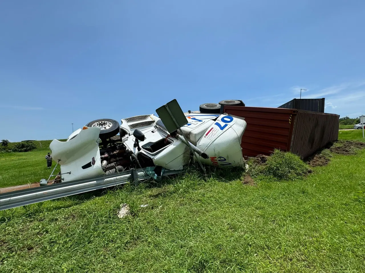 Trailero sobrevive a fuerte volcadura y huye del accidente