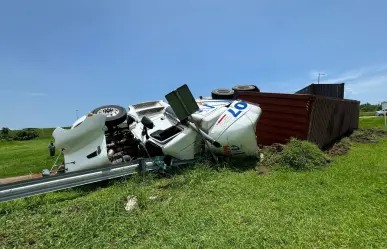 Trailero sobrevive a fuerte volcadura y huye del accidente