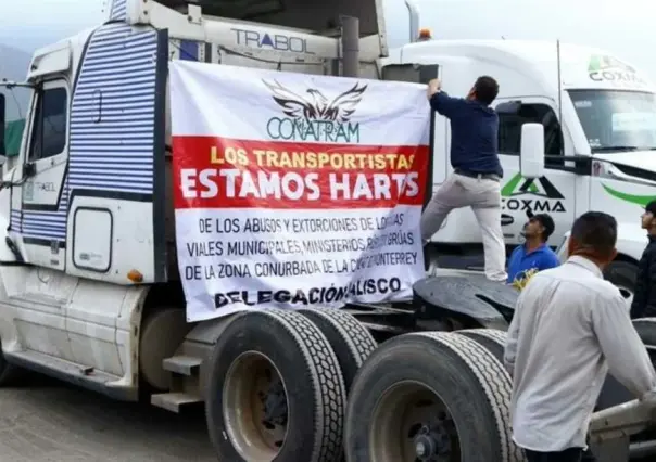 Protestan transportistas en autopista Monterrey-Saltillo; denuncian extorsiones