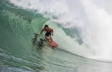 Él es Alan Cleland, el primer surfista mexicano en las Olimpiadas