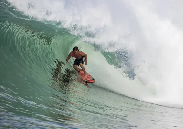 Él es Alan Cleland, el primer surfista mexicano en las Olimpiadas