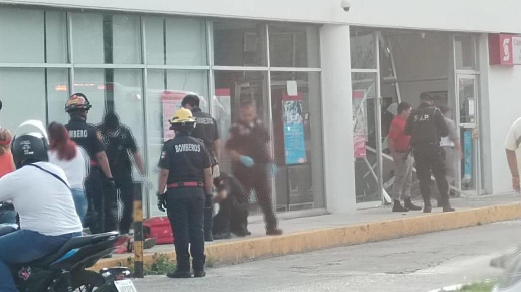 Descontrol en Mérida: Vehículo en reversa choca con banco y deja dos heridos