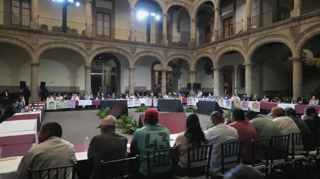 Padres de los 43 de Ayotzinapa se reunieron con AMLO y Sheinbaum por separado