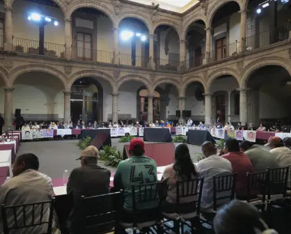 Padres de los 43 de Ayotzinapa se reunieron con AMLO y Sheinbaum por separado