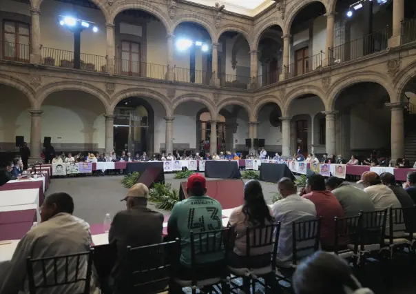 Padres de los 43 de Ayotzinapa se reunieron con AMLO y Sheinbaum por separado