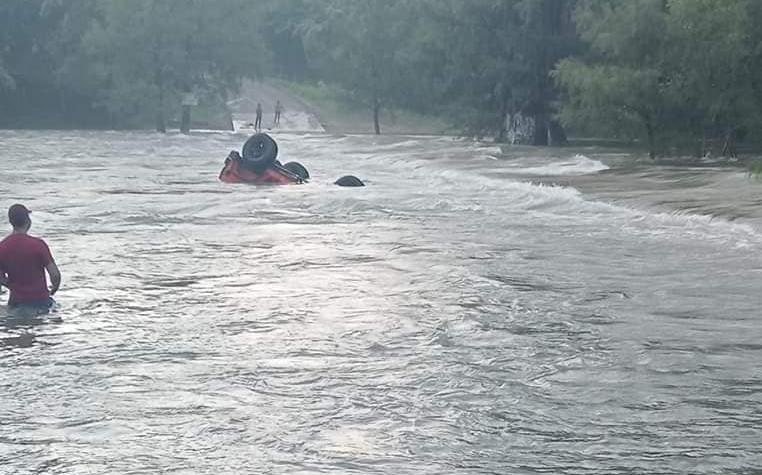 Un grupo de personas, aparentemente miembros de un club 4x4, se salvaron de perecer ahogados este día en el ejido El Azteca cuando intentaban cruzar un río. Foto: Redes sociales