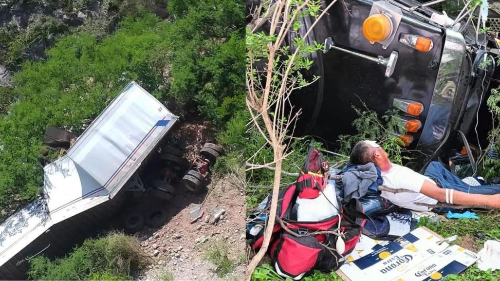 Cae tractocamión a barranco en carretera 57 Monclova-Saltillo; rescatan a chofer