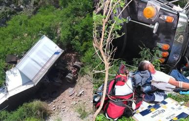 Cae tractocamión a barranco en carretera 57 Monclova-Saltillo; rescatan a chofer